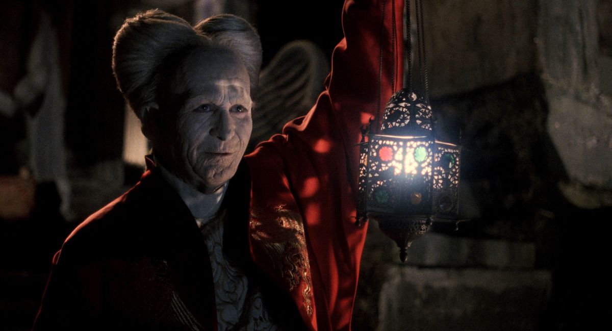 Bram Stoker’s Dracula: Dracula (gary oldman) holds a lantern