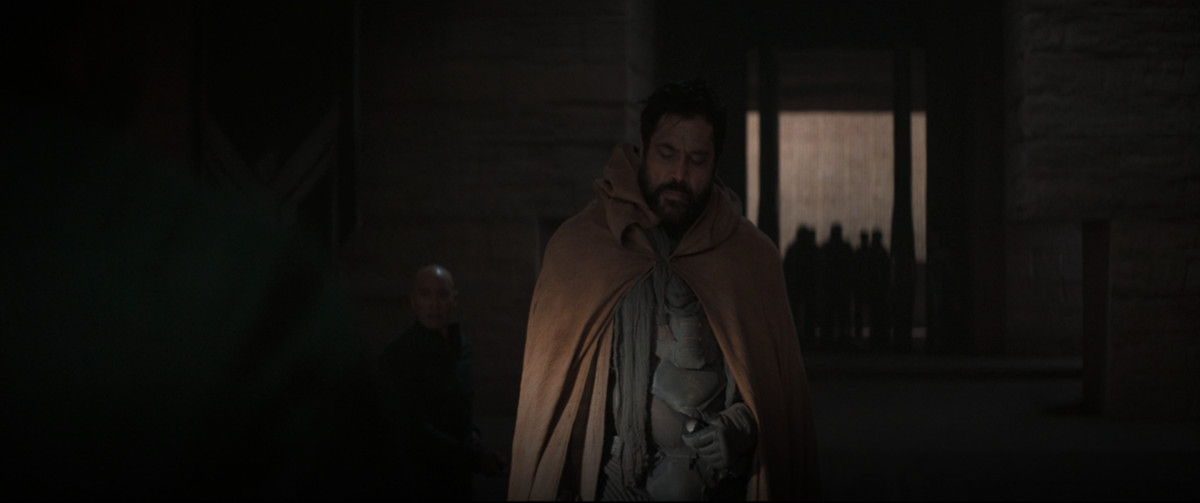 Stilgar entering the Duke Leto’s council in Dune (2021)