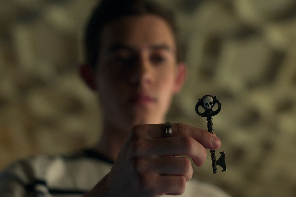 Griffin Gluck as Gabe holding a key in Locke &amp; Key.