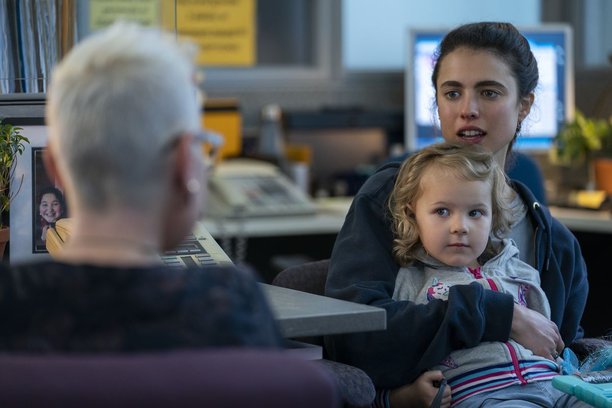 (L to R) Rylea Nevaeh as Maddy and Margaret Qualley as Alex in Maid