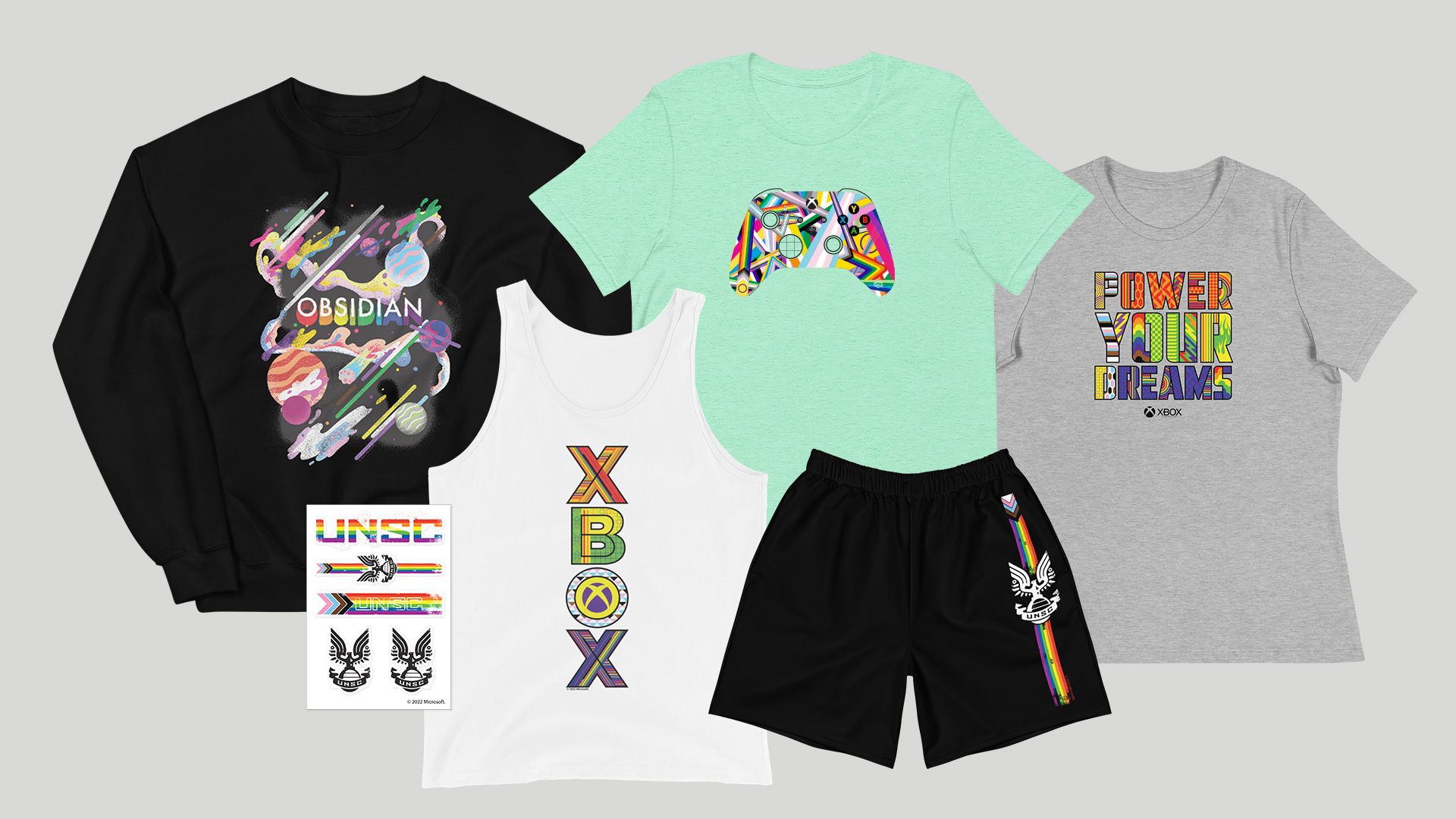 다채로운 프라이드 테마 그래픽이 있는 티셔츠, 스웨트셔츠, 반바지 및 탱크톱을 특징으로 하는 Xbox Gear 상점 제품 이미지.