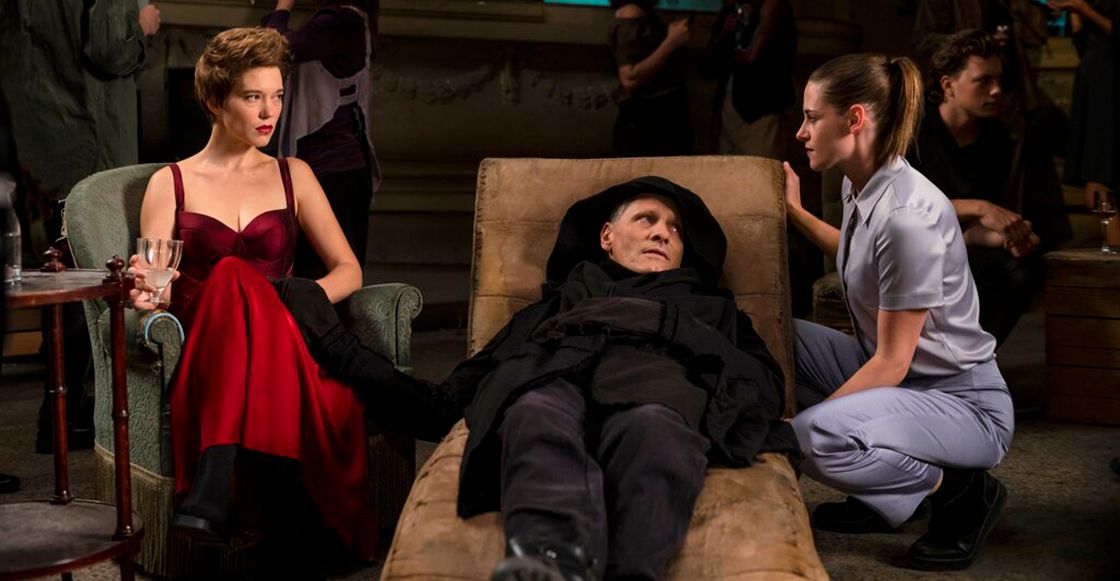 Celebrity performance artist Saul Tenser (Viggo Mortensen) flanked by his partner Caprice (Léa Seydoux) and investigator Timlin (Kristen Stewart) in Crimes of the Future (2022).