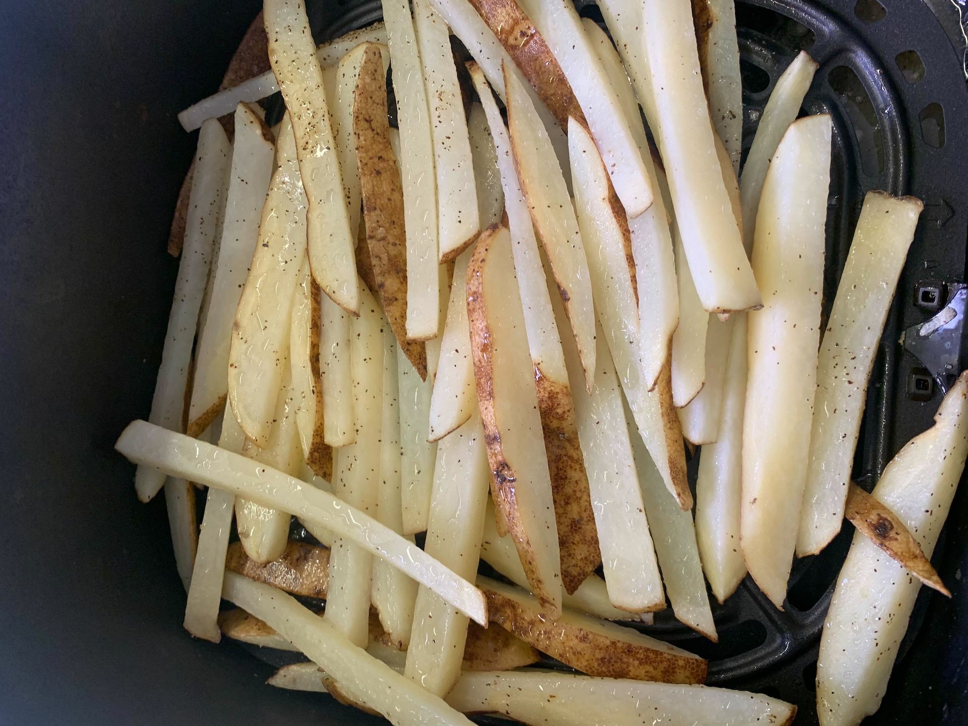 seasoned, raw fries in an air fryer