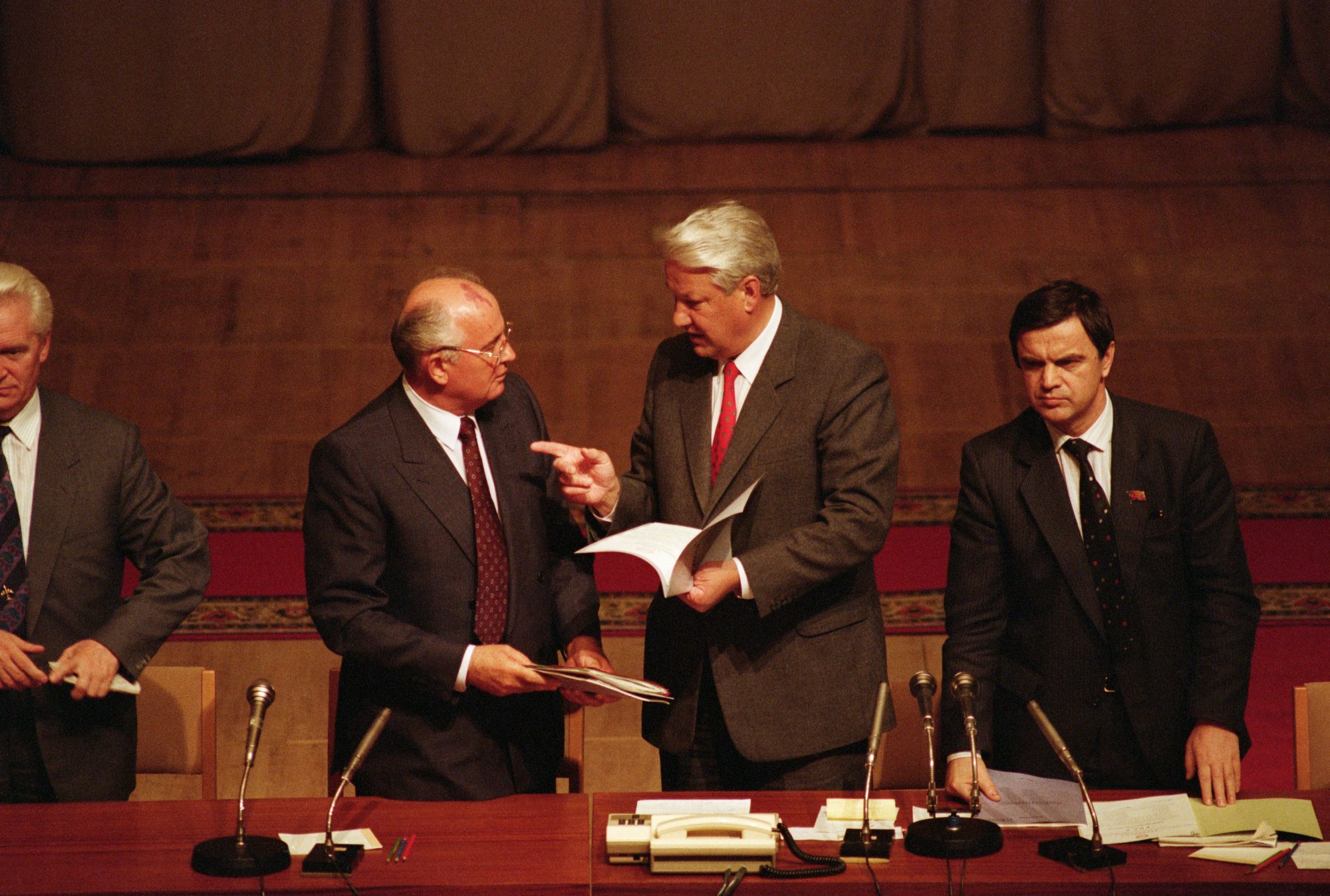 Gorbachev gets a lecture from Yeltsin