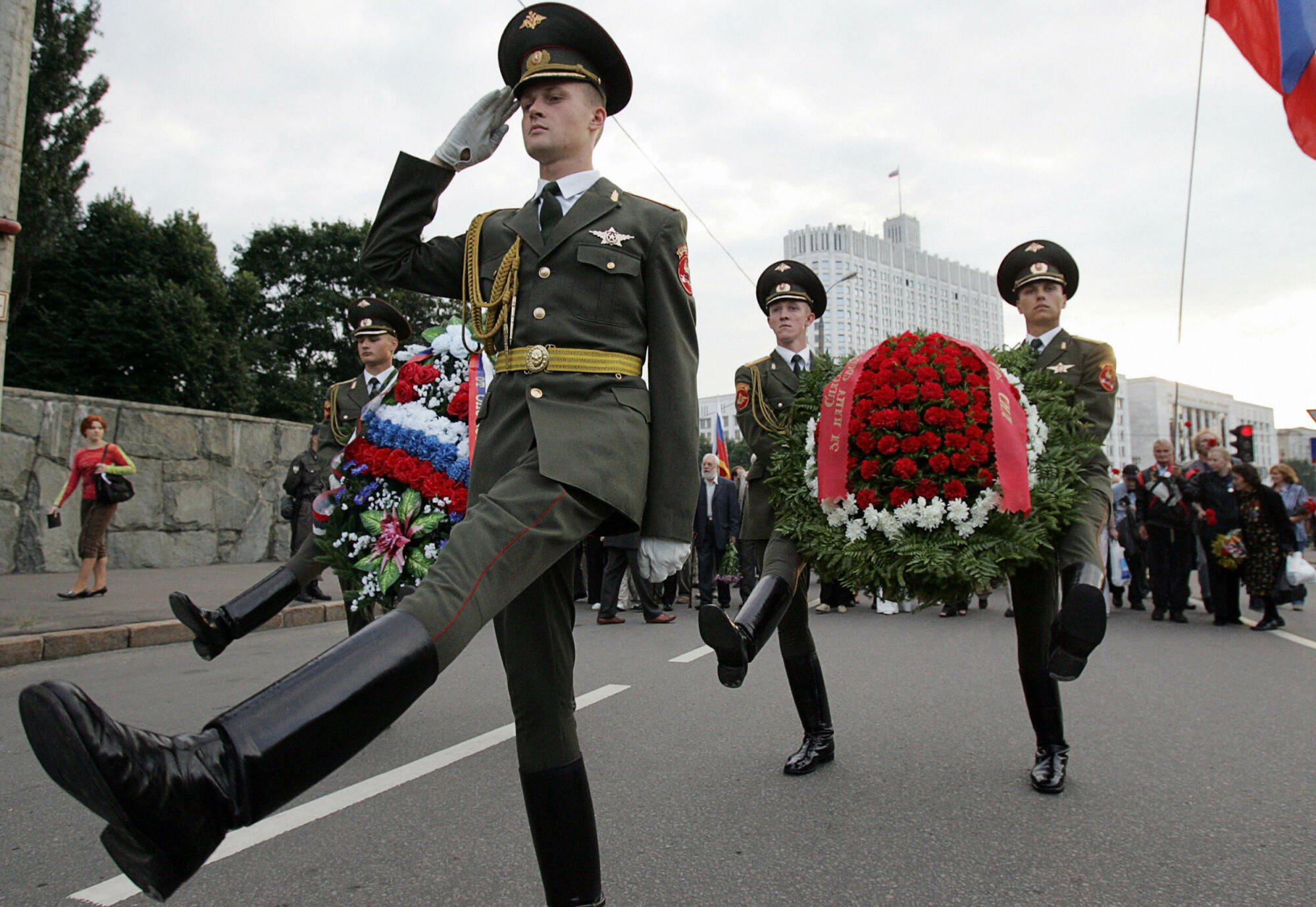 Russian soldiers on the 15th anniversary of the failure of the coup