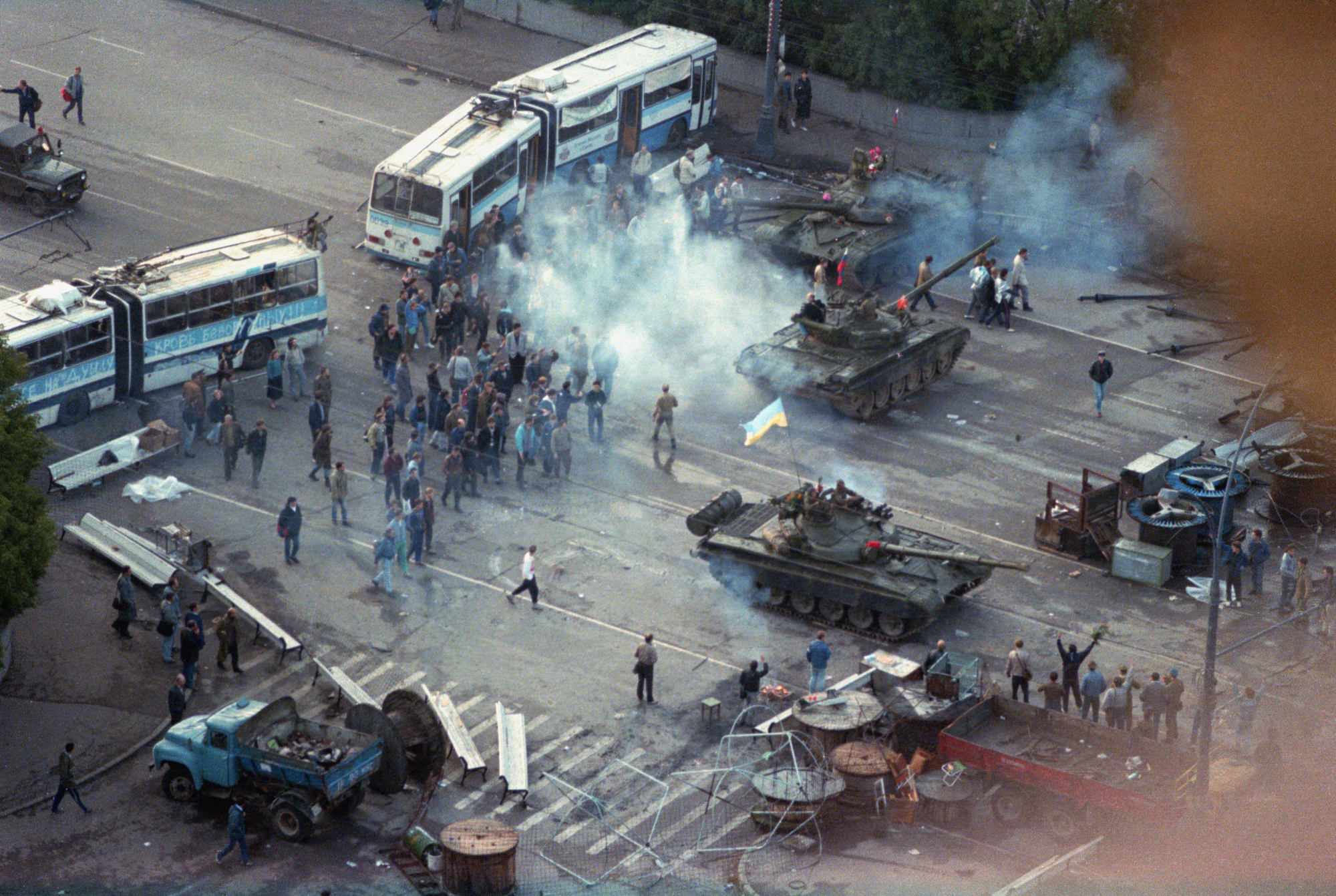 Muscovites form a barricade of buses against the Soviet tanks.