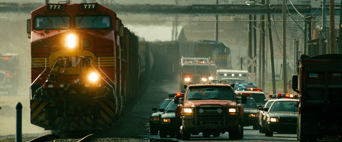 The train in Unstoppable is pursued by police cars and ambulance.