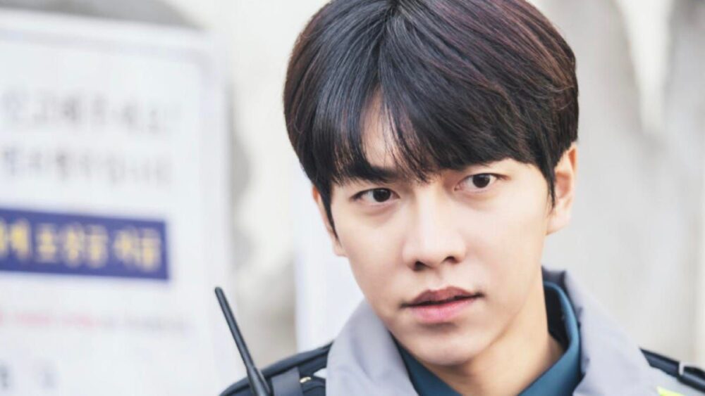 A young police officer (Lee Seung-gi) wears his uniform, with a walkie talkie, in Mouse.