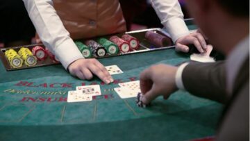How does card shuffling machines work at online casinos?