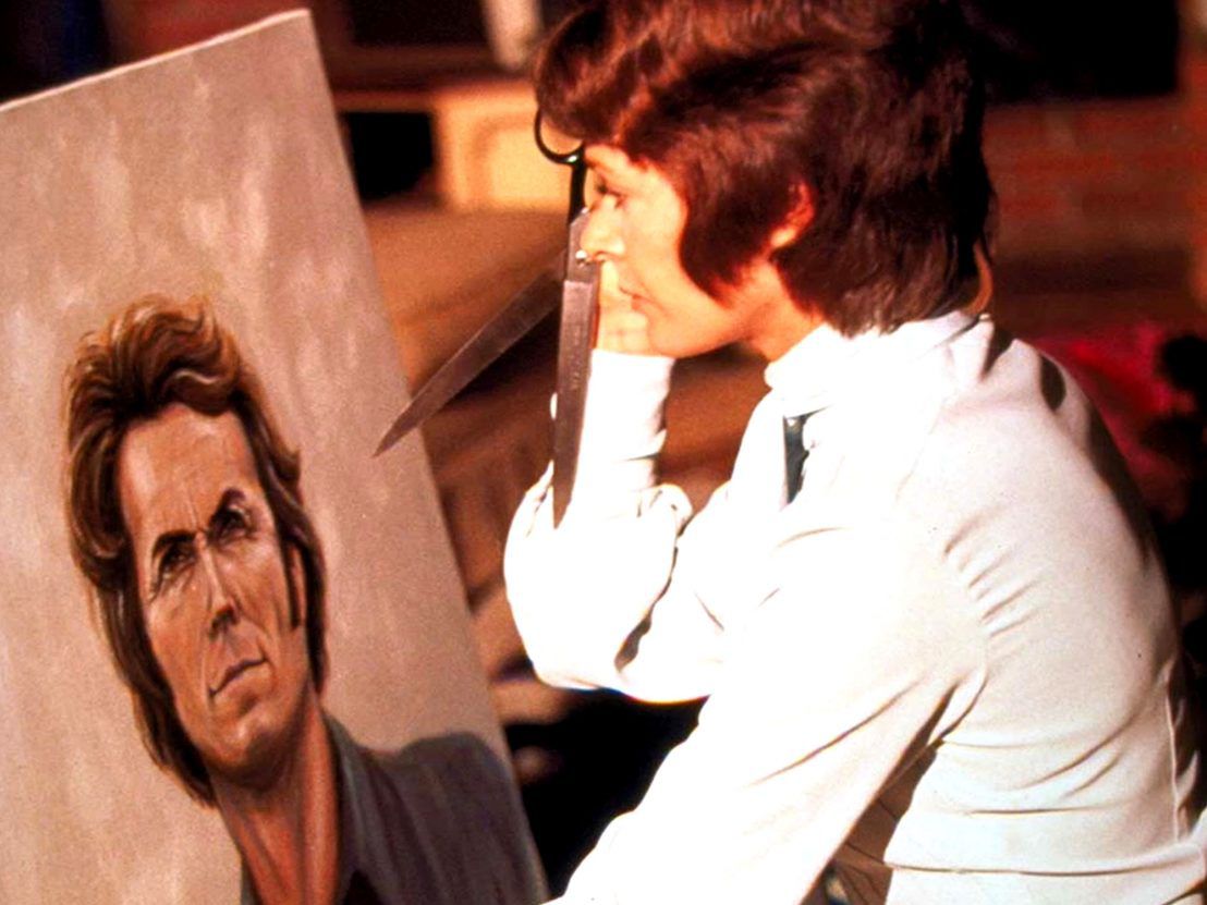 Evelyn (Jessica Walter) holding a pair of scissors against a canvas portrait of disc jockey Dave (Clint Eastwood) in Play Misty For Me