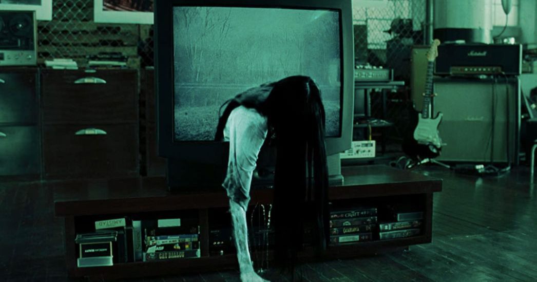 ساداکو یامامورا در حال خزیدن در یک پورتال در تلویزیون