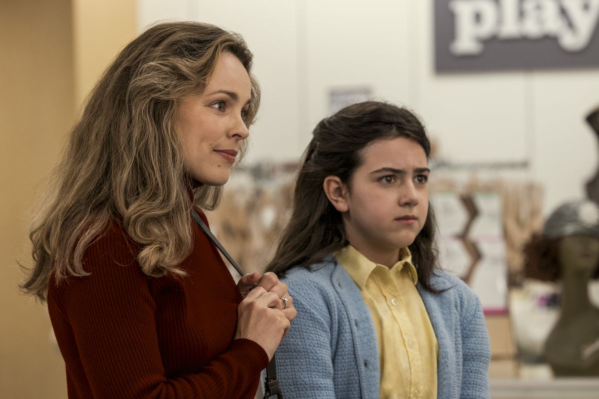 Rachel McAdams as Barbara, standing with awkward preteen Margaret (Abby Ryder Fortson) in a department store