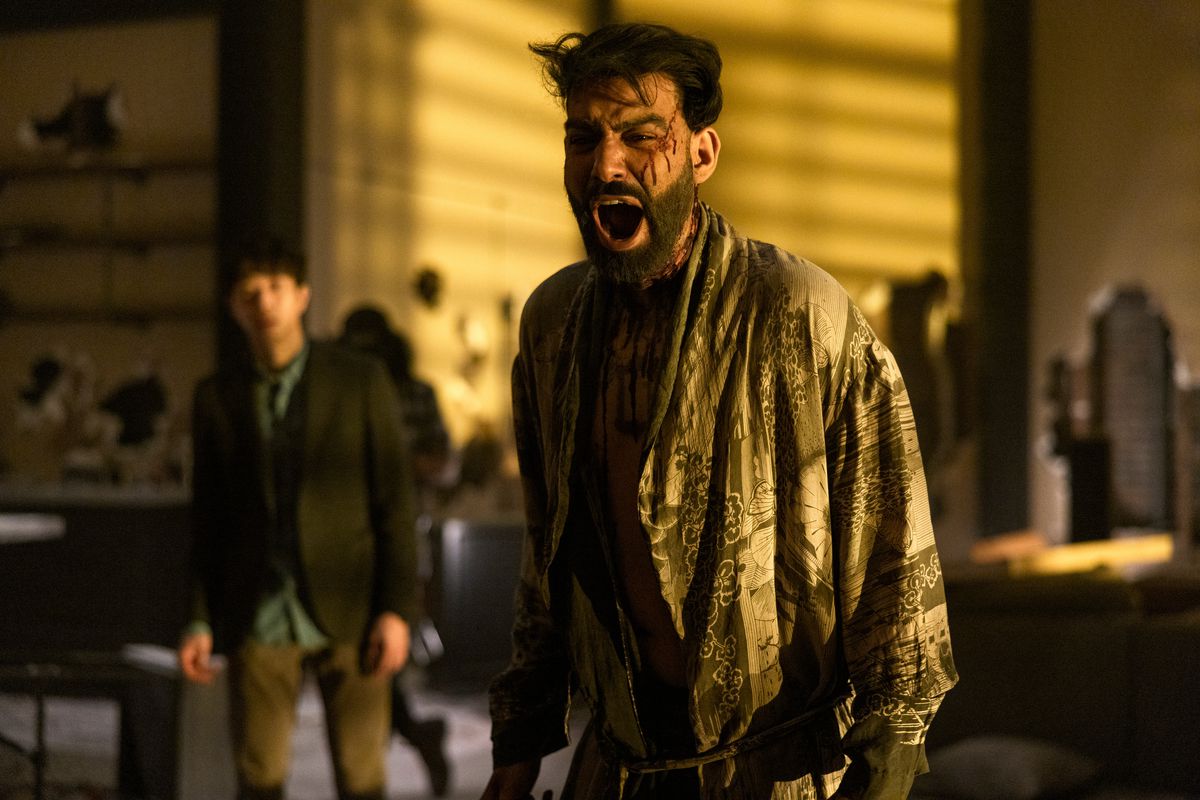 (LR) دانیل جون در نقش جولیوس، راهول کوهلی در نقش ناپلئون آشر که در لباسی غرق در خون در فیلم سقوط خانه آشر فریاد می زند.