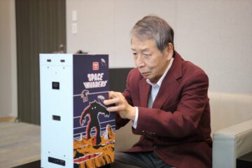 นี่คือผู้สร้าง Space Invaders Tomohiro Nishikado กำลังเล่นแบบจำลองขนาดไตรมาส 45 ปีหลังจากเปิดตัวครั้งแรก