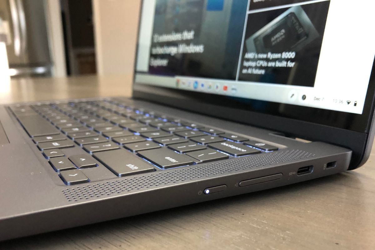 Lenovo Flex 5i Chromebook Plus ports