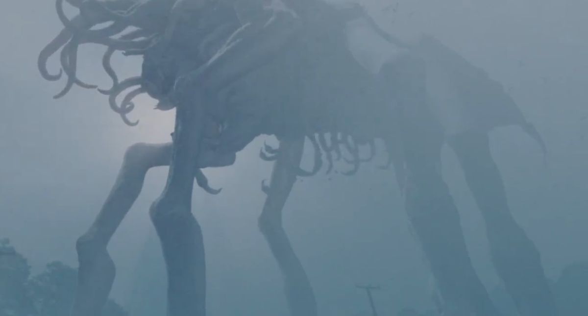 موجودی غول پیکر چند پا با پیچک های پیچ خورده که در منظره ای پوشیده از مه چوب می زند.