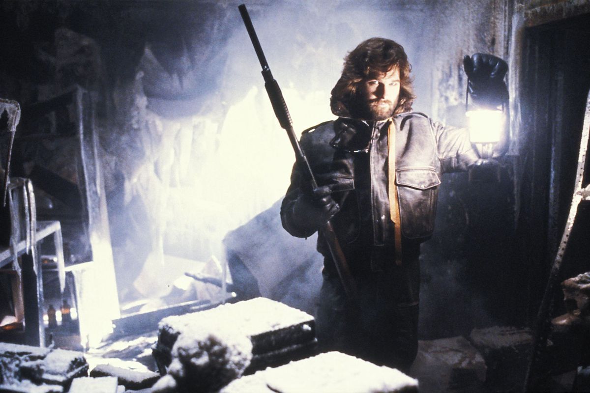 کرت راسل فانوس را در اتاقی یخ زده بالا گرفته است