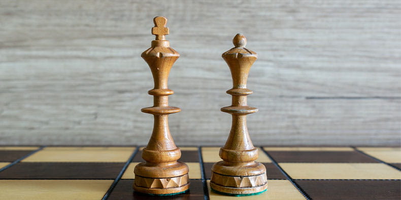مهره های شطرنج شاه و ملکه سفید