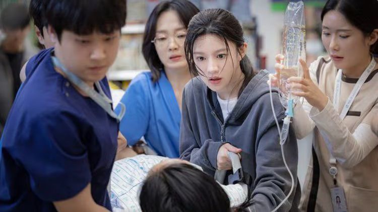 A group of doctors, led by Go Youn-jung, surround a patient in Resident Playbook