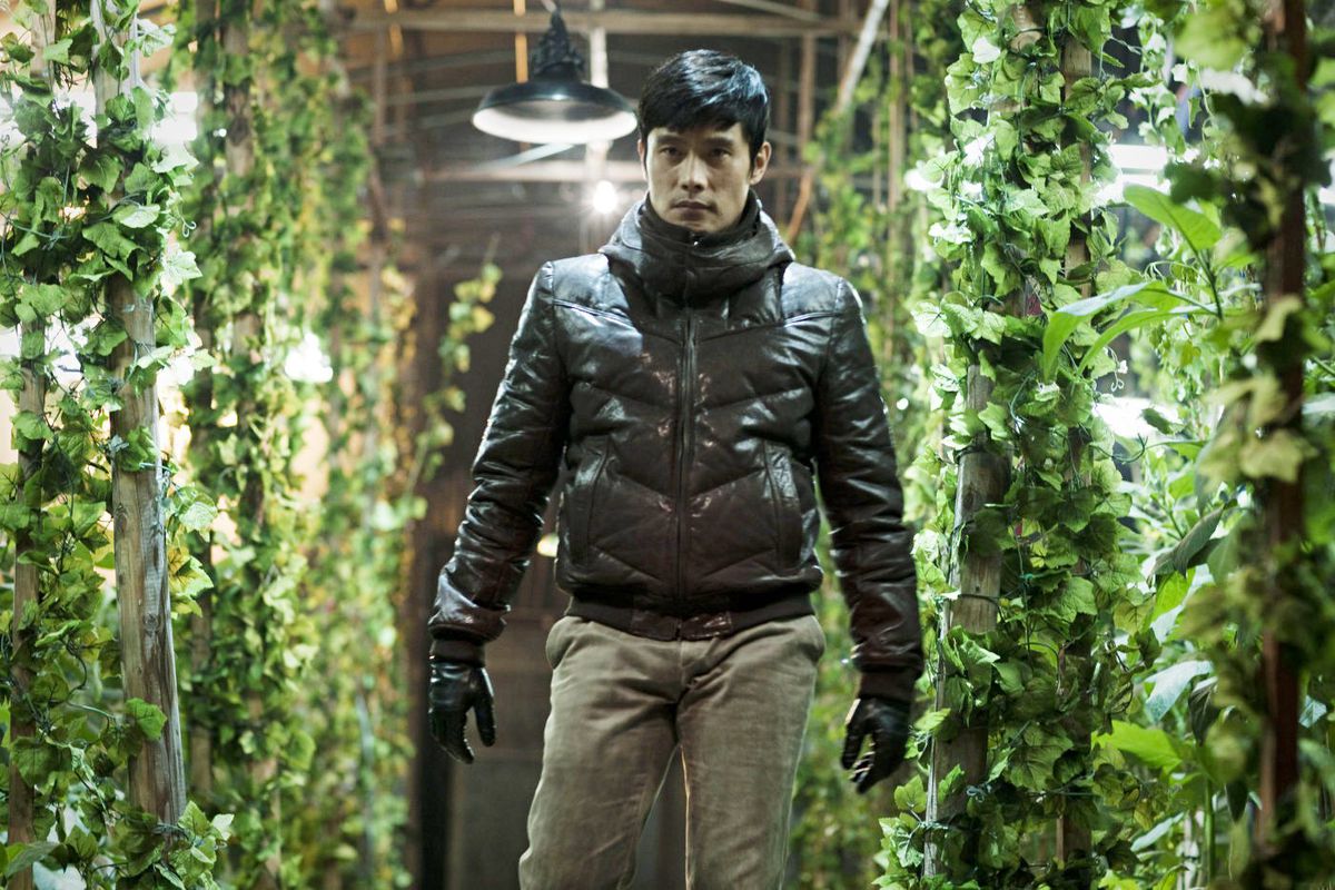 Special Agent Kim Soo-hyeon (Lee Byung-hun) stalking his prey in a greenhouse in I Saw The Devil.