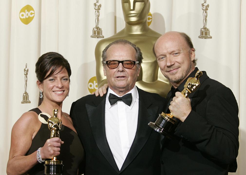 Paul Haggis และ Cathy Schulman โพสท่าร่วมกับ Jack Nicholson และรางวัลออสการ์ของพวกเขาในงานประกาศผลรางวัลออสการ์ครั้งที่ 78
