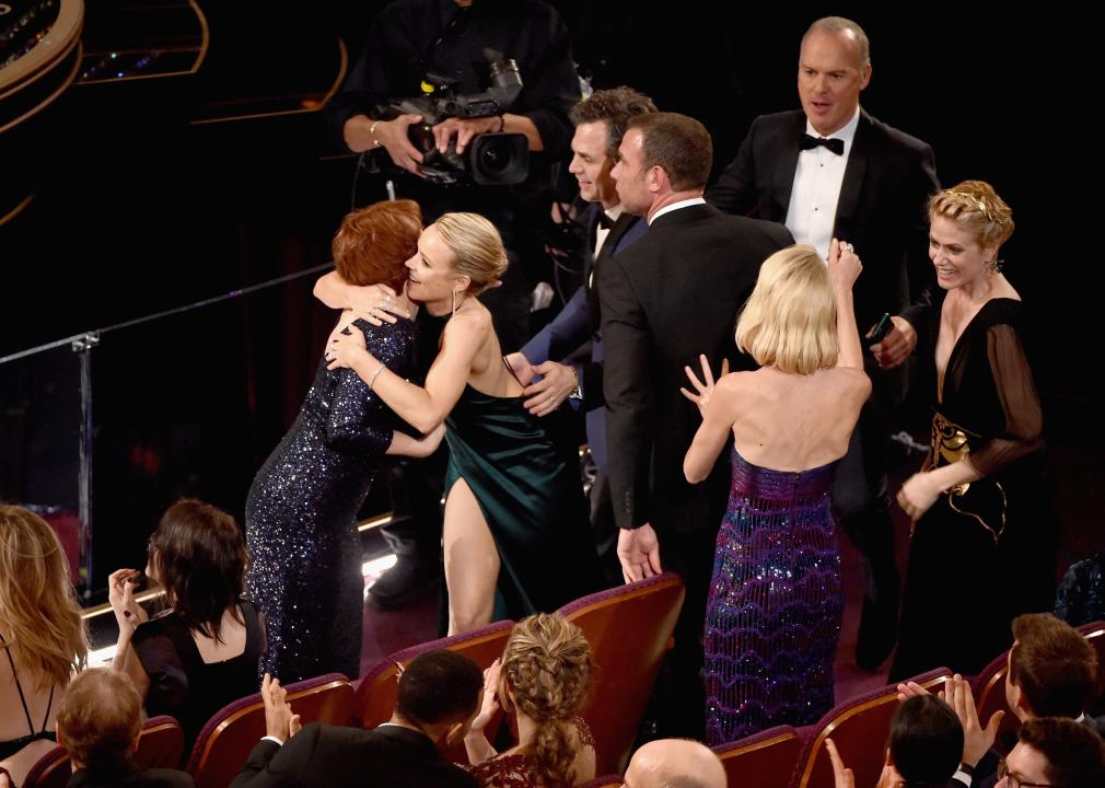 Rachel McAdams, Mark Ruffalo, Liev Schreiber, Michael Keaton, Naomi Watts가 'Spotlight'로 최우수 작품상을 수상한 것을 축하합니다.