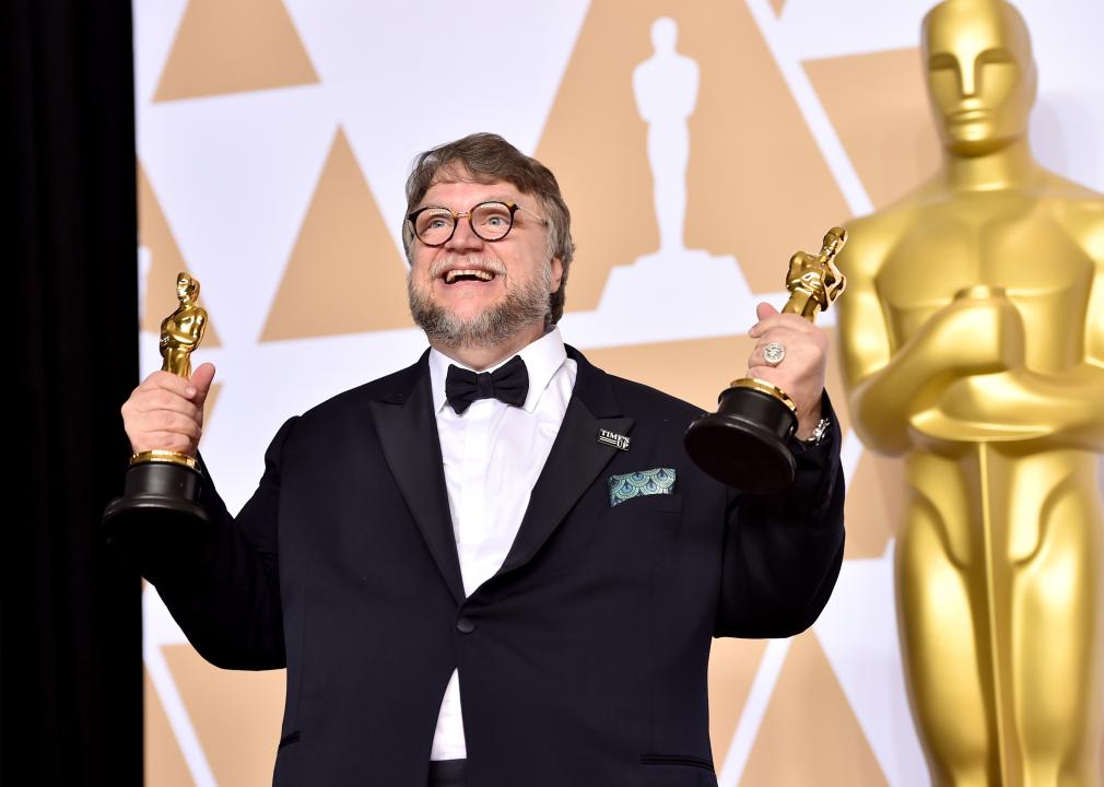 ผู้สร้างภาพยนตร์ Guillermo del Toro โพสต์ในห้องแถลงข่าวระหว่างงานประกาศผลรางวัลออสการ์ประจำปีครั้งที่ 90