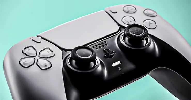 PlayStation 5 DualSense Kontrol Cihazını piyasaya sürüldüğünde gösteren bir resim